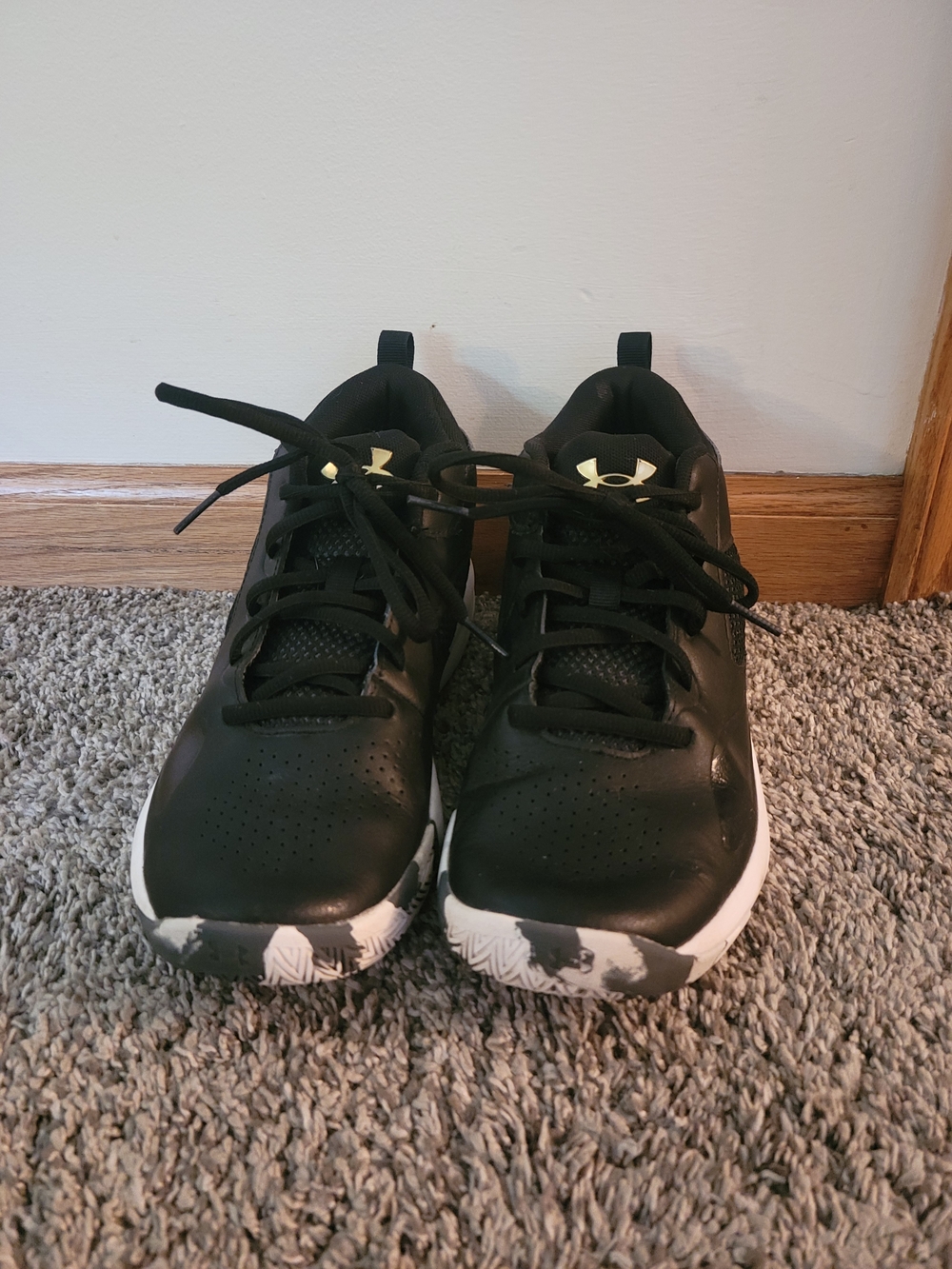 Under Armour Black Kids Sneakers with White Camo Sole and Gold Logo